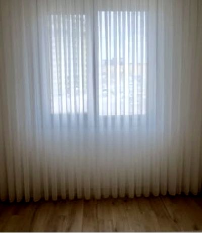 Hvide transparente gardiner fra loft til gulv