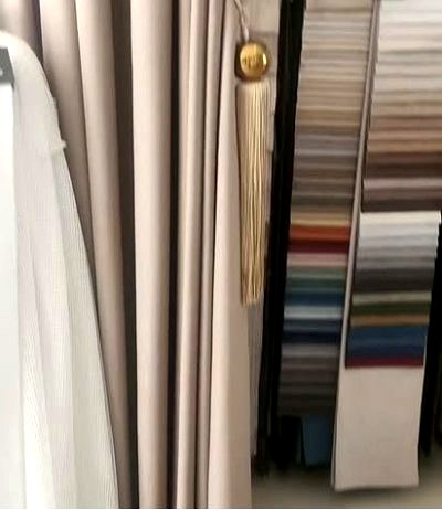 Stofprøver og farvekort hjemme hos kunden